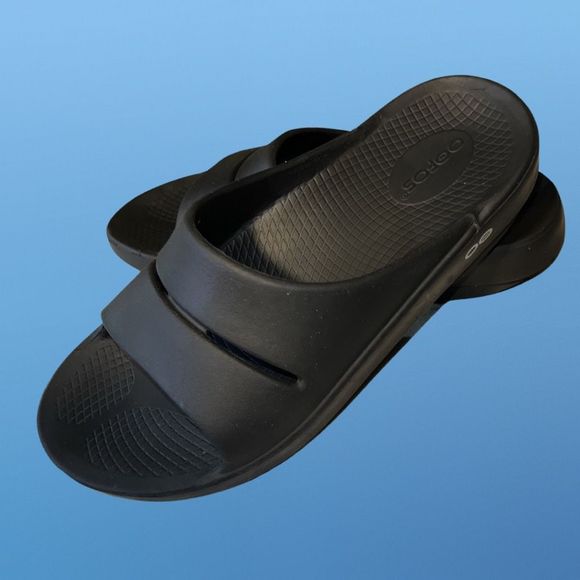 Adult Oofos OOahh Black Recovery Slide Sandals Size M 7 W 9 - Picture 1 of 6